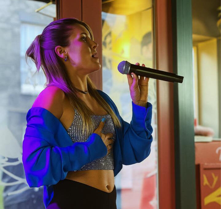 Restaurant singer